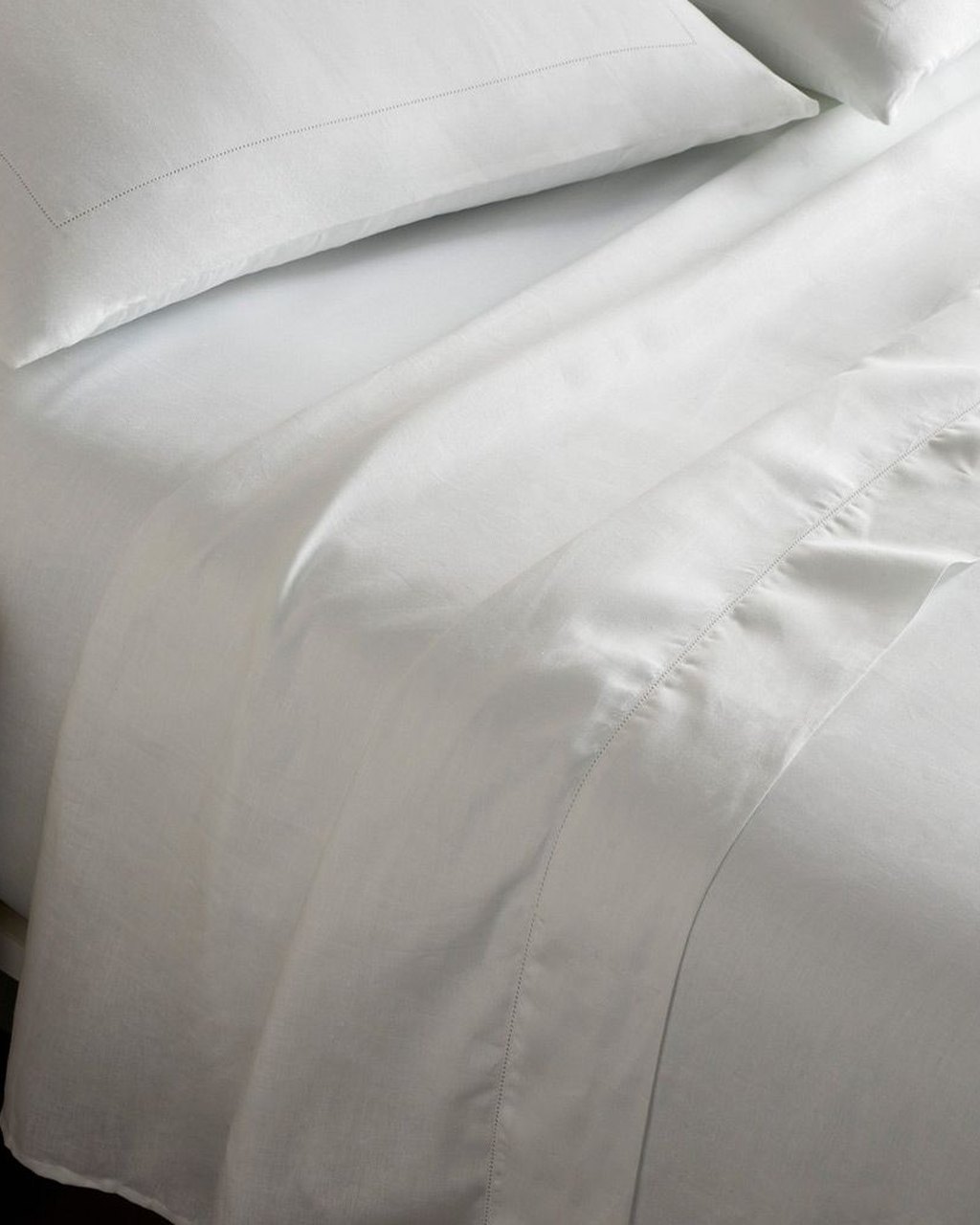 Plain cotton bedsheet with pillow covers